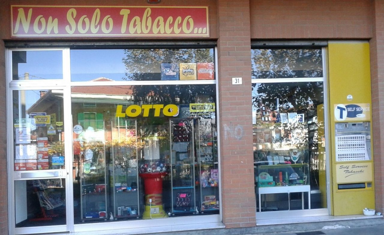 Tentano di rubare alla tabaccheria di via Villanova, ma…