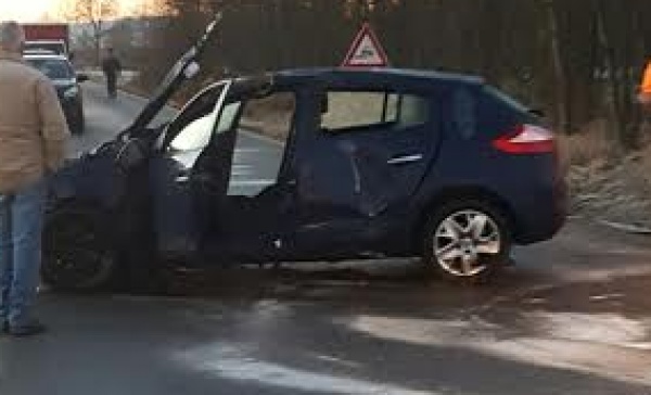 Auto si schianta nel fosso lungo la provinciale “maledetta”