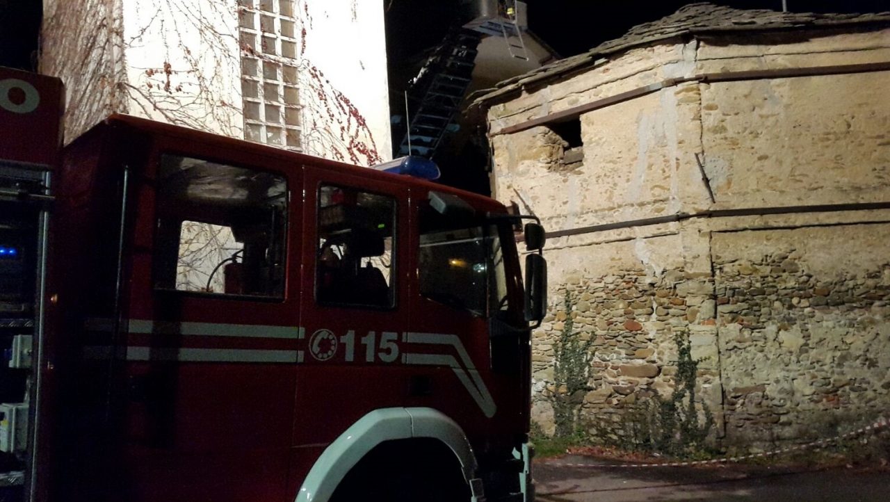 Cade una trave, crolla il tetto della chiesa