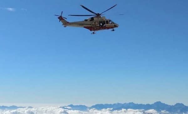 Precipita nel vuoto mentre addobba l’albero di Natale