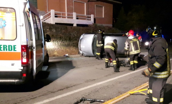 San Carlo: si schianta con l’auto