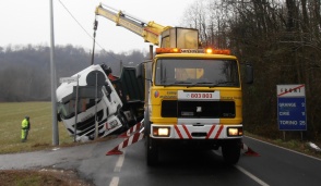 Tir esce di strada: traffico in tilt