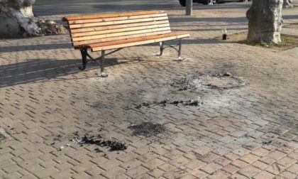 Ancora vandali in azione, danneggiati gli arredi urbani in piazza Martiri della Libertà