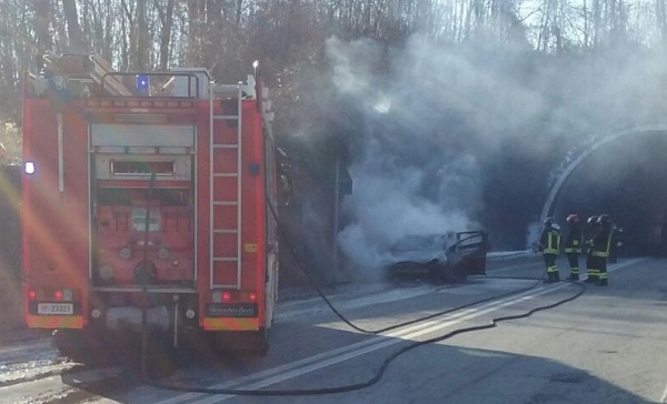 Auto in fiamme sulla “Pedemontana”