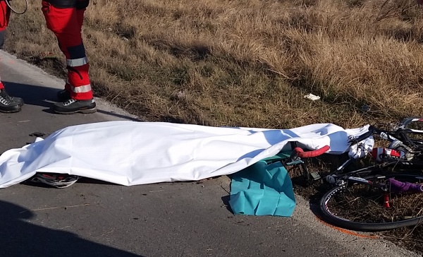 Ciclista muore investito da un camion