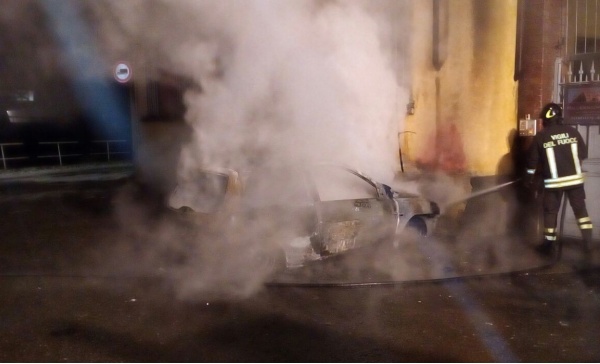 Ciriè: bruciano l’auto di una donna