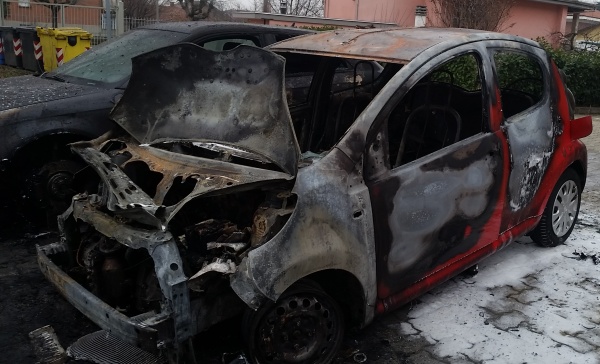Ciriè: due auto in fiamme per un corto circuito