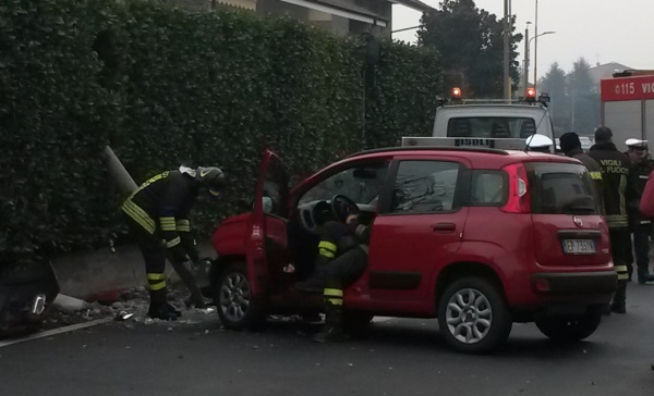 Finisce con l’auto contro un palo, uomo in ospedale
