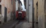 Incendio divora il tetto di una casa in centro