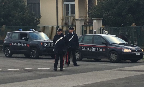 Incrocia il ladro che gli ha rubato l’auto e chiama i carabinieri che lo beccano