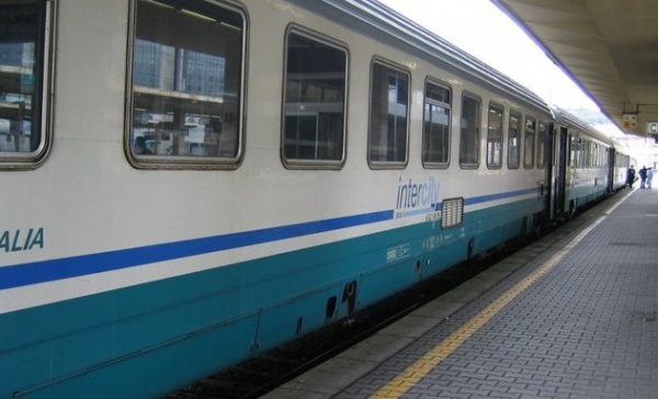 Tenta il suicidio correndo sui binari