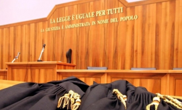 Litiga con i vicini, li minaccia con una motosega