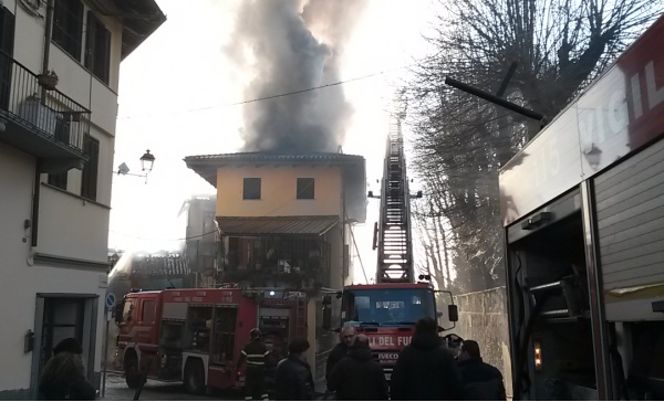 Pauroso incendio in pieno centro ad Agliè