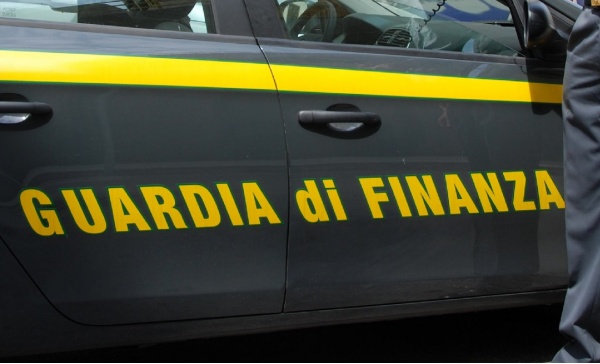 Prodotti alimentari scaduti scoperti dalla Guardia di Finanza