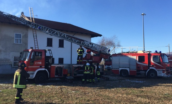 San Maurizio: a fuoco il tetto di una casa