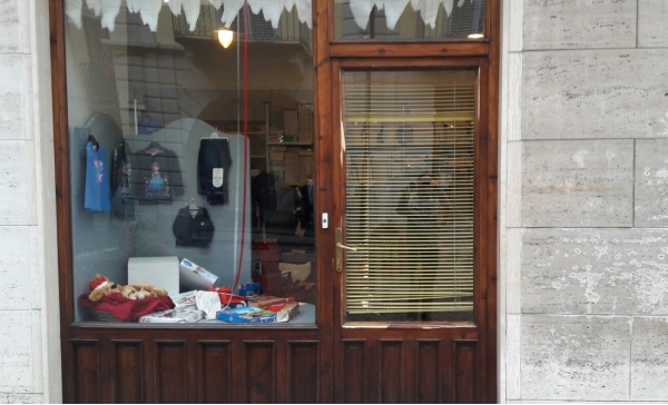 “Spaccata” in pieno centro a Cuorgnè