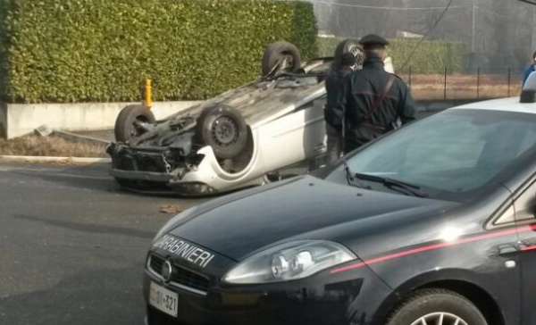 Strambino, auto si ribalta, donna all’ospedale