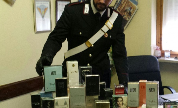 Trovati con decine di scatole di profumo nell’auto: tre denunciati