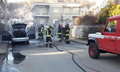 Auto in fiamme in via Pullino a Castellamonte