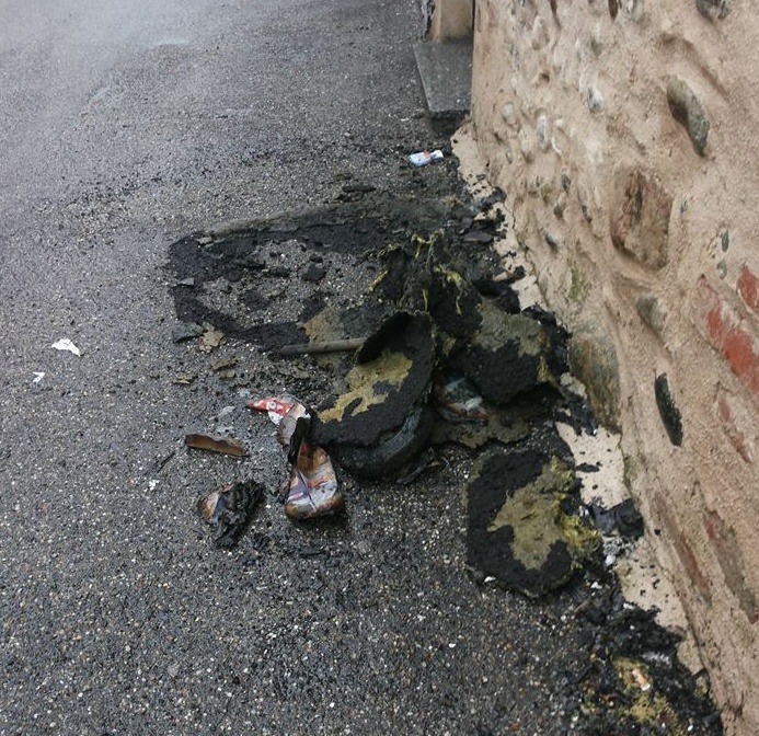 Cassonetto in fiamme e rifiuti nelle buche delle lettere