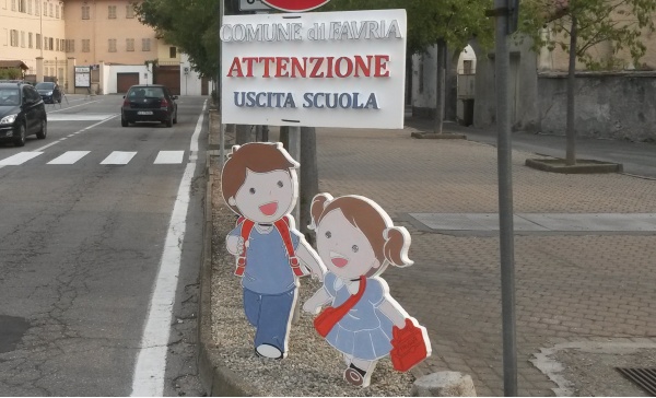 Danneggiati nuovamente i cartelli a forma di bambino