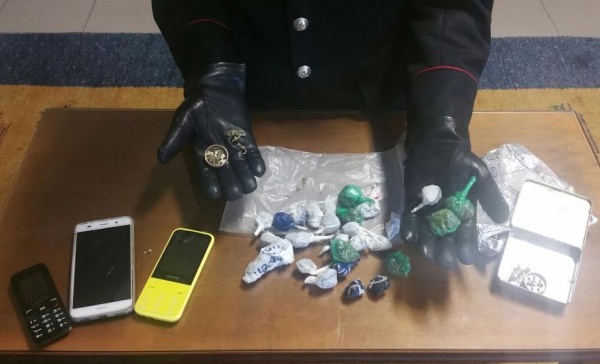 Durante la perquisizione si avventa contro i carabinieri che trovano 26 ovuli di marijuana nascosti in casa