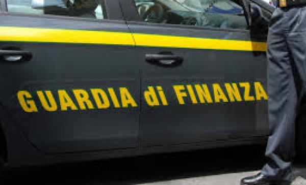 Imprenditore col vizio dei night evade oltre mezzo milione di euro