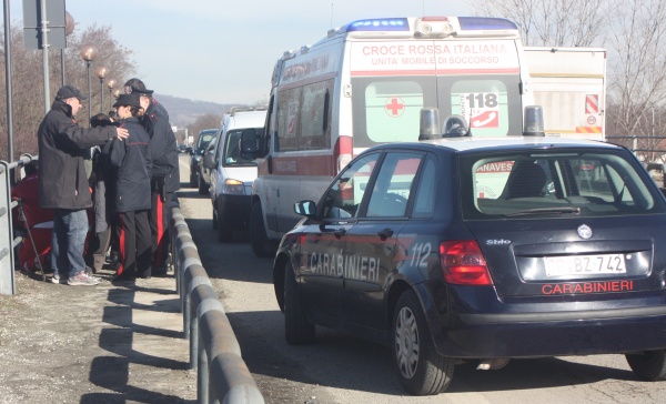 Minaccia di gettarsi dal ponte dell’Orco