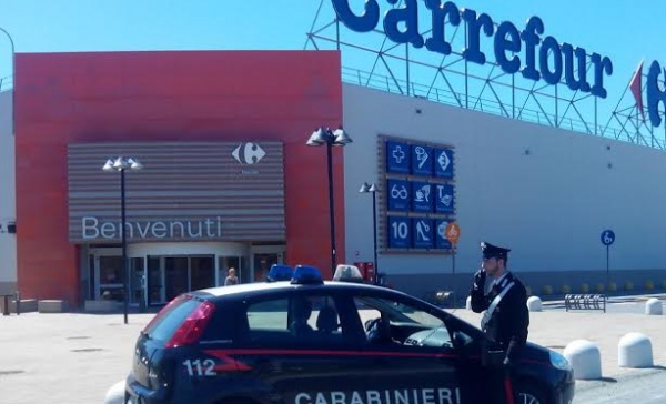 Ragazza  si uccide tagliandosi la gola