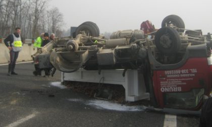 Si ribalta autocarro: due i feriti