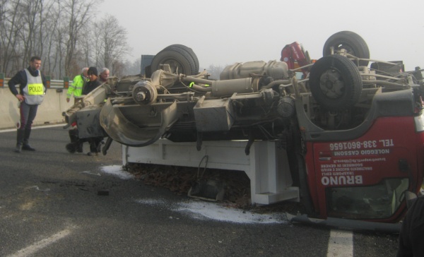 Si ribalta autocarro: due i feriti