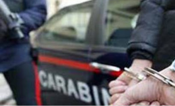 Tre peruviani in arresto: derubano una  donna  al mercato