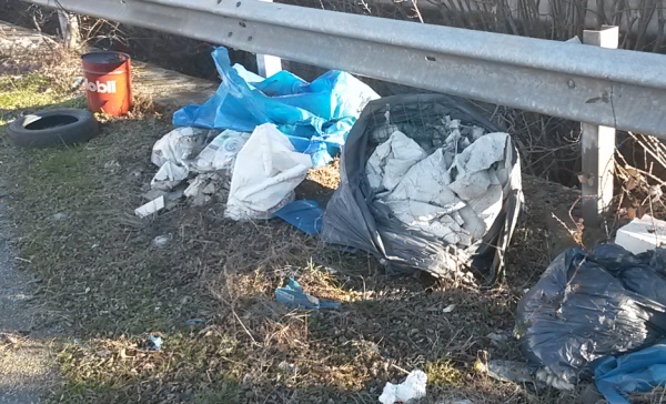 Troppa immondizia abbandonata, i Comuni dicono basta