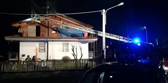 Vigili del Fuoco da San Maurizio, Rivarolo e Torino per spegnere l’incendio al tetto