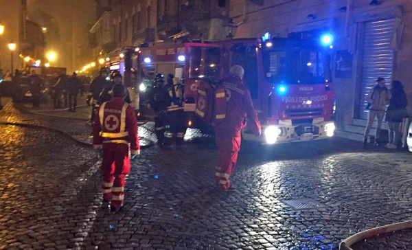 Albero di Natale prende fuoco: mamma e due figli in ospedale