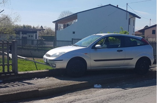 Auto contro una recinzione, ferito un rivarolese