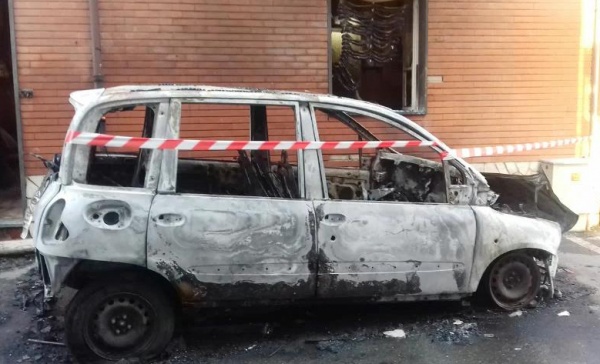 Un’auto è andata a fuoco nella notte a Leini