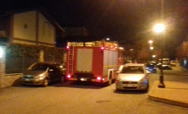 Bimba rimasta chiusa in casa, arrivano i Vigili del fuoco e la liberano
