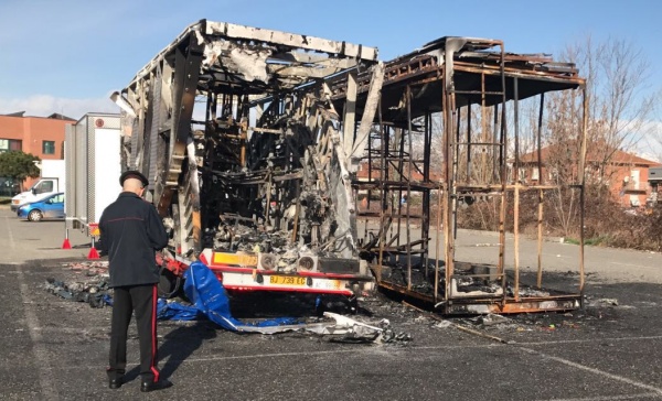 Due tir in fiamme in viale Europa a Leini