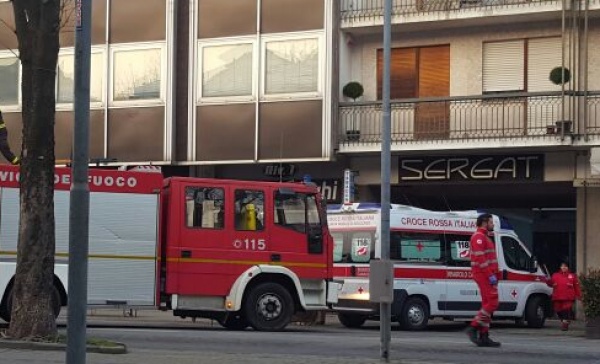 Minaccia di gettarsi dal secondo piano in pieno centro a Rivarolo