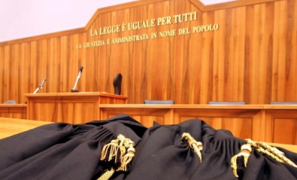 Pagano con un assegno falso, condannati a 18 mesi