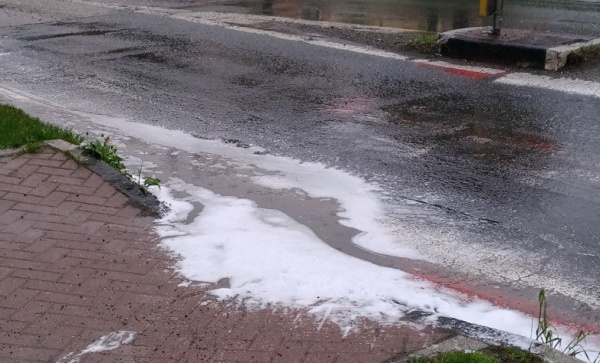 Schiuma per strada a Leini dovuta alla perdita da un camion