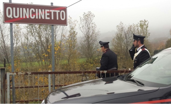 Si rotolano nell’erba di un prato, poi lanciano un sasso contro un’auto e la inseguono per il paese