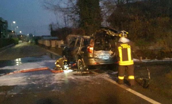 Suv in fiamme a Ciriè