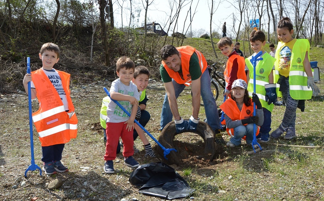 Volontari al lavoro per pulire “Corona Verde”