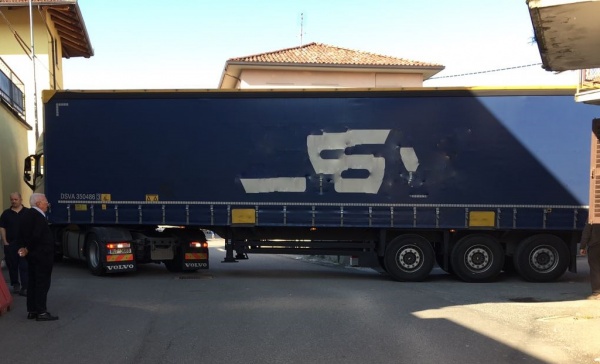 Ancora un camion incastrato in centro a Favria