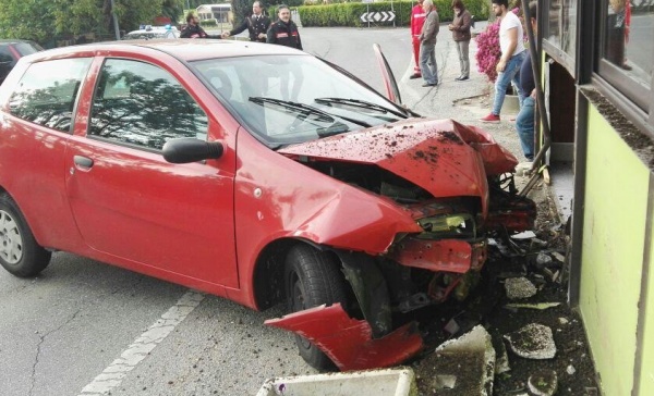 Auto si schianta contro il dehor di un bar