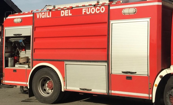 Cane rimane incastrato, lo liberano i vigili del fuoco