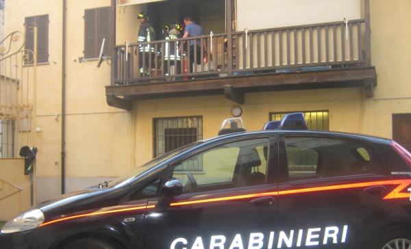 Ciriè: balcone in fiamme in via Vittorio