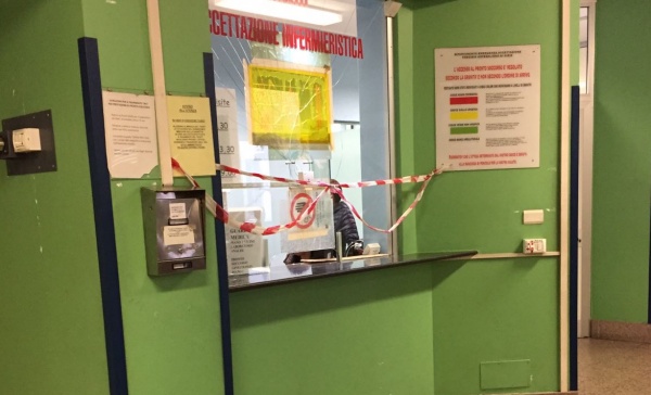 Ciriè: stanco dell’attesa spacca vetro del Pronto Soccorso